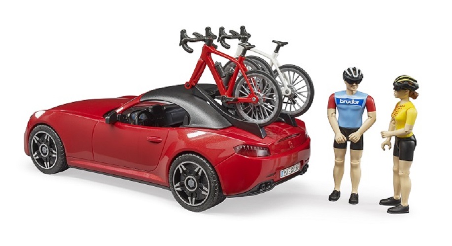 Bruder Roadster mit 1 Rennrad und Radfahrerin